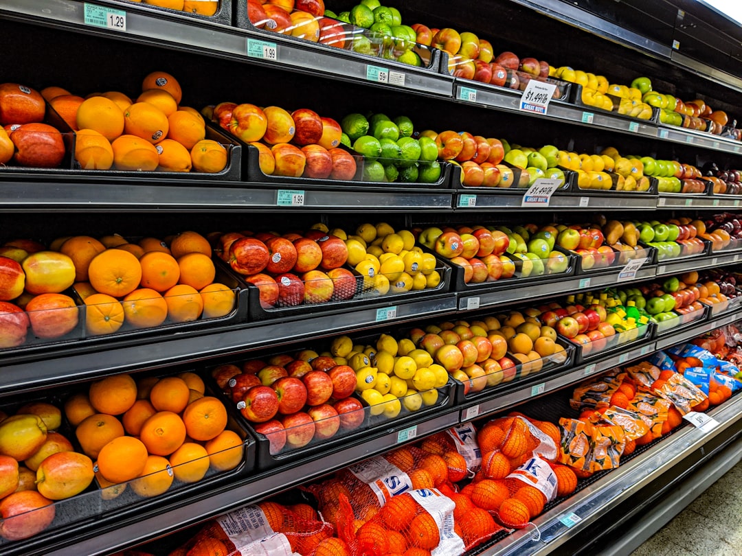 Photo Grocery store shelves